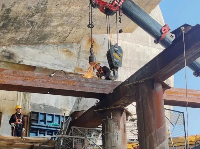 同济大桥主桥钢箱梁吊装施工现场